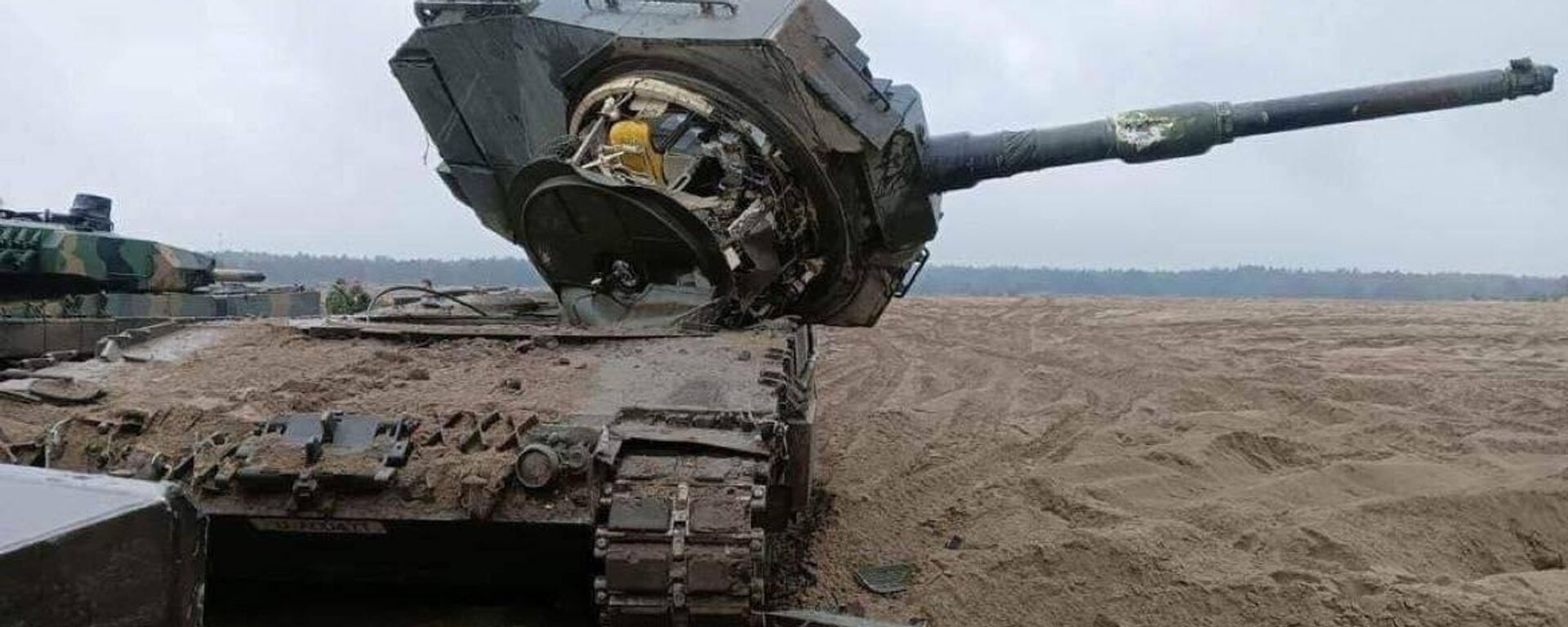 Leopard 2 com a torre arrancada após um acidente durante o treinamento de tanquistas ucranianos no oeste da Polônia - Sputnik Brasil, 1920, 03.07.2023