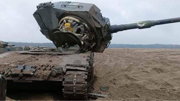 Leopard 2 com a torre arrancada após um acidente durante o treinamento de tanquistas ucranianos no oeste da Polônia - Sputnik Brasil