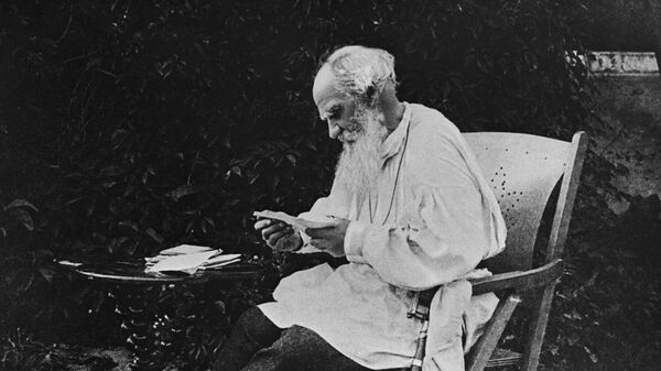 Escritor russo clássico da literatura mundial, Lev Tolstói analisa o correio da manhã - Sputnik Brasil