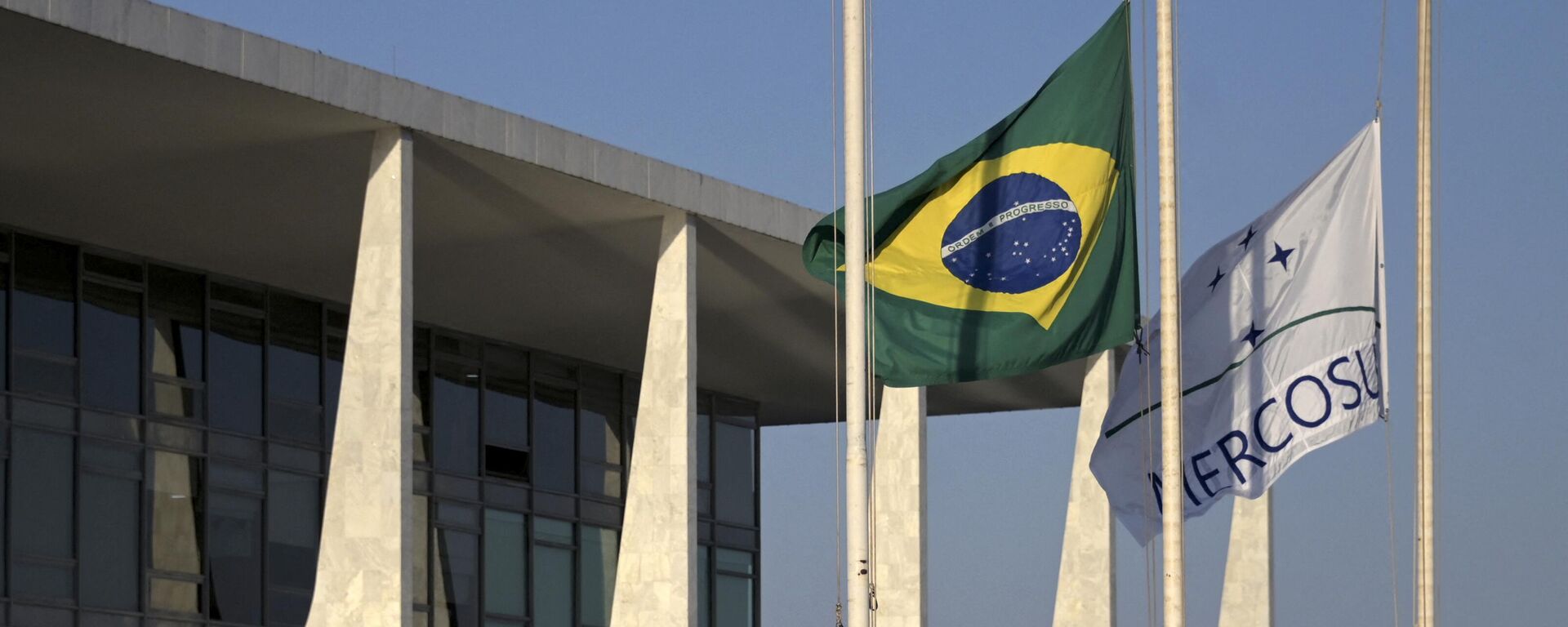 Bandeiras do Brasil e do Mercosul - Sputnik Brasil, 1920, 19.04.2023