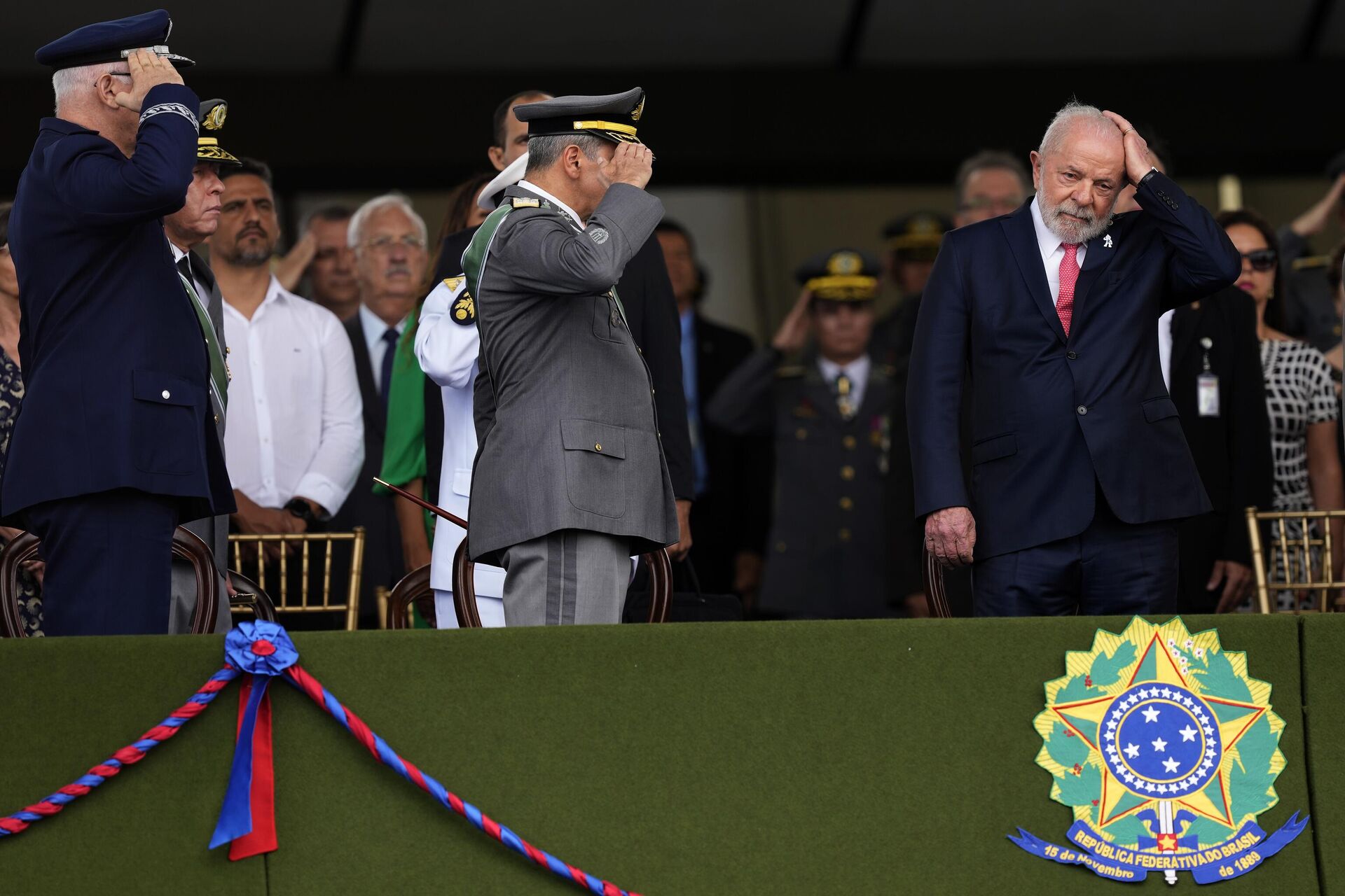 O presidente brasileiro, Luiz Inácio Lula da Silva (à direita), joga o cabelo para trás enquanto é saudado por comandantes militares durante uma cerimônia do Dia do Exército, em Brasília. Brasil, 19 de abril de 2023 - Sputnik Brasil, 1920, 19.04.2023