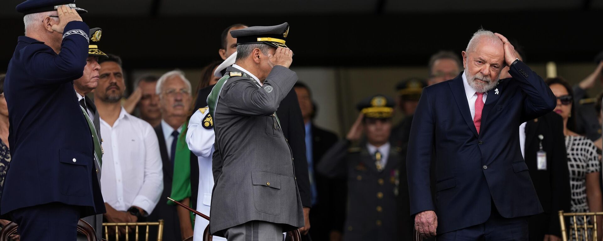 O presidente brasileiro, Luiz Inácio Lula da Silva (à direita), joga o cabelo para trás enquanto é saudado por comandantes militares durante uma cerimônia do Dia do Exército, em Brasília. Brasil, 19 de abril de 2023 - Sputnik Brasil, 1920, 25.09.2023
