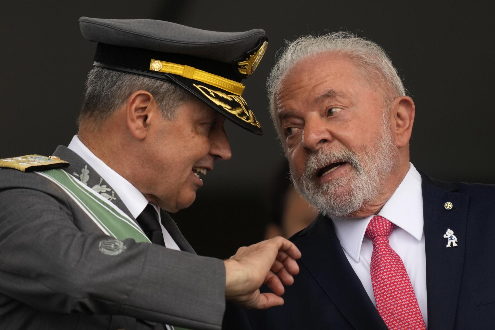 O presidente brasileiro Luiz Inácio Lula da Silva, à direita, conversa com o comandante do Exército general Tomas Miguel Mine Ribeiro Paiva durante uma cerimônia do Dia do Exército em Brasília, 19 de abril de 2023 - Sputnik Brasil, 1920, 19.04.2023
