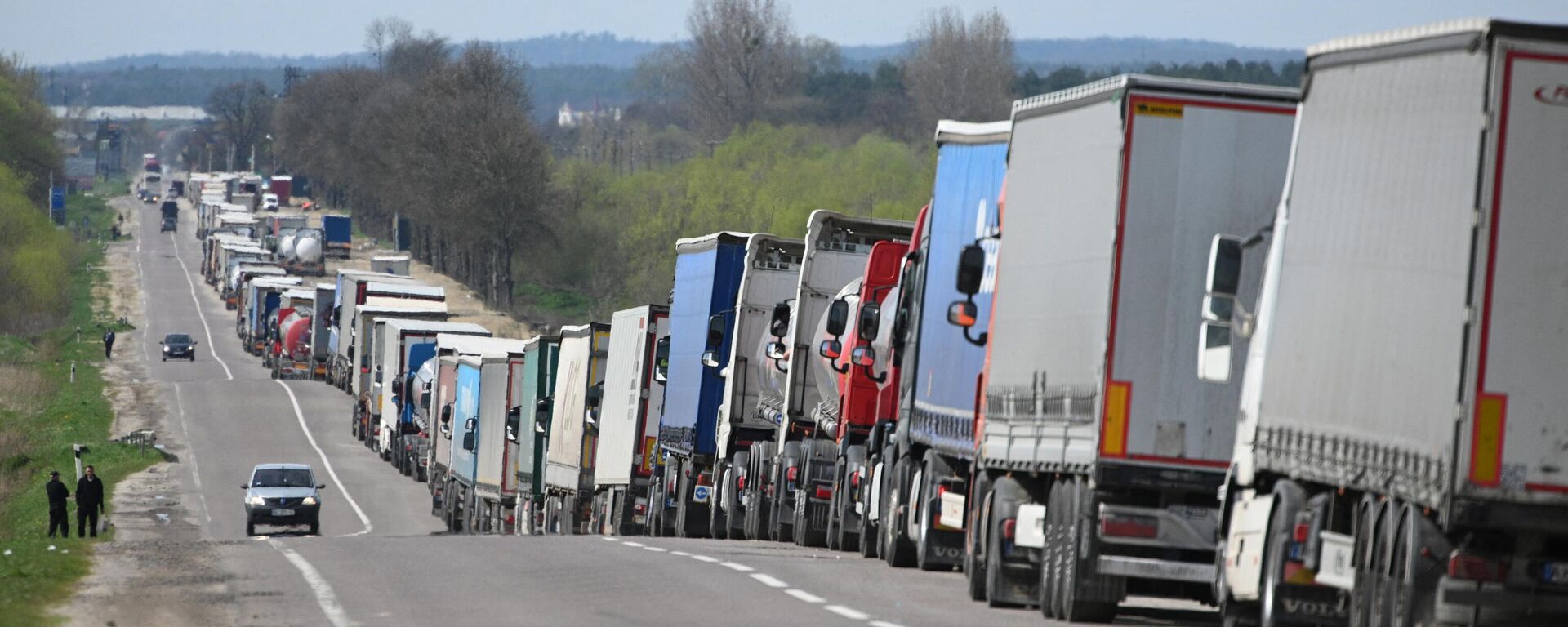 Motoristas de caminhão fazem fila por mais de dez quilômetros no posto de fronteira Rava-Ruska, na fronteira ucraniana-polonesa, 18 de abril de 2023 - Sputnik Brasil, 1920, 20.04.2023
