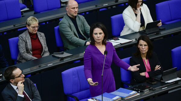 A ministra das Relações Exteriores da Alemanha, Annalena Baerbock, fala durante uma sessão de perguntas no Bundestag, a Câmara Baixa do Parlamento alemão, em Berlim, 19 de abril de 2023 - Sputnik Brasil