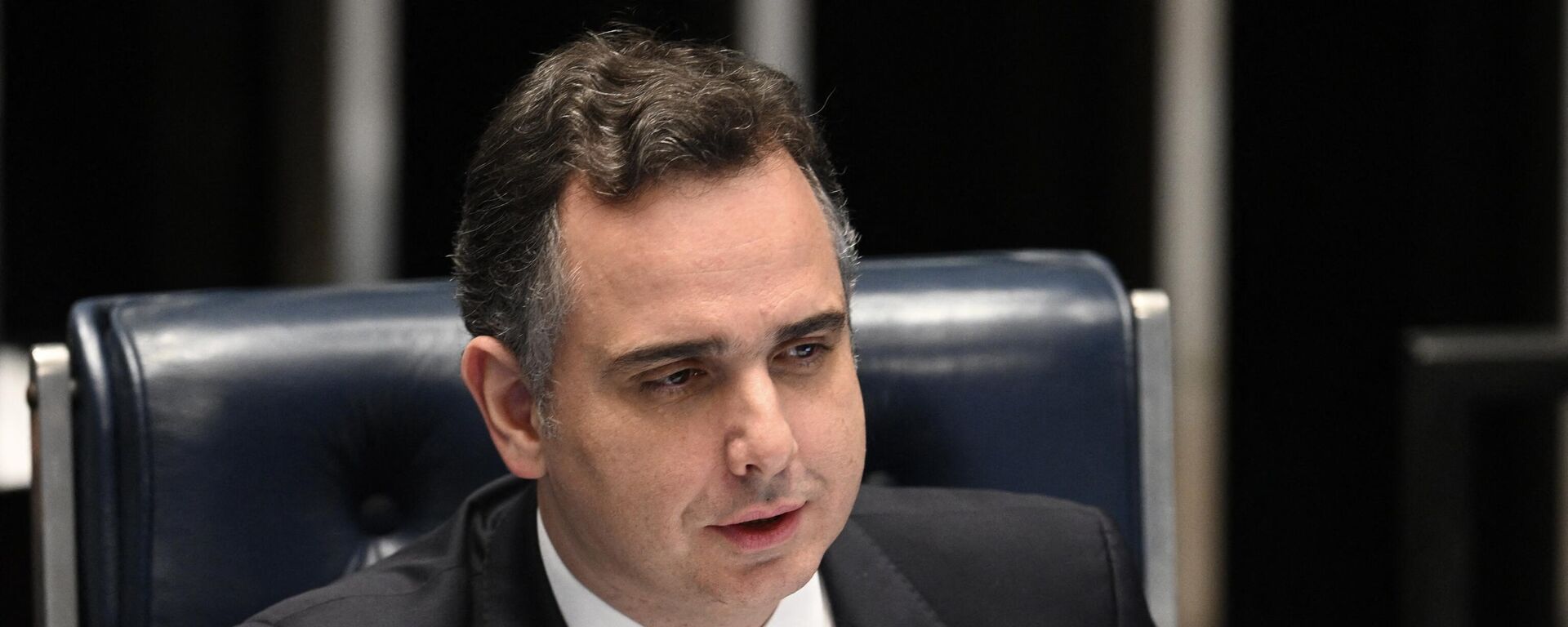 O presidente do Senado Federal, Rodrigo Pacheco, gesticula durante a votação da PEC no plenário do Senado, em Brasília, em 7 de dezembro de 2022 - Sputnik Brasil, 1920, 20.04.2023