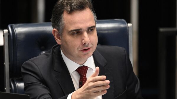 O presidente do Senado Federal, Rodrigo Pacheco, gesticula durante a votação da PEC no plenário do Senado, em Brasília, em 7 de dezembro de 2022 - Sputnik Brasil