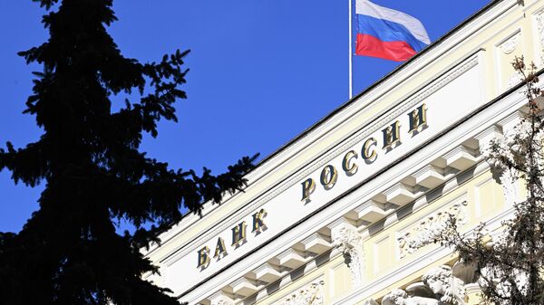 Bandeira russa hasteada no prédio do Banco Central da Federação da Rússia - Sputnik Brasil