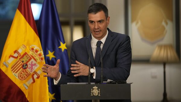 O primeiro-ministro espanhol Pedro Sanchez fala durante uma conferência de imprensa realizada na Embaixada espanhola em Pequim, 31 de março de 2023 - Sputnik Brasil