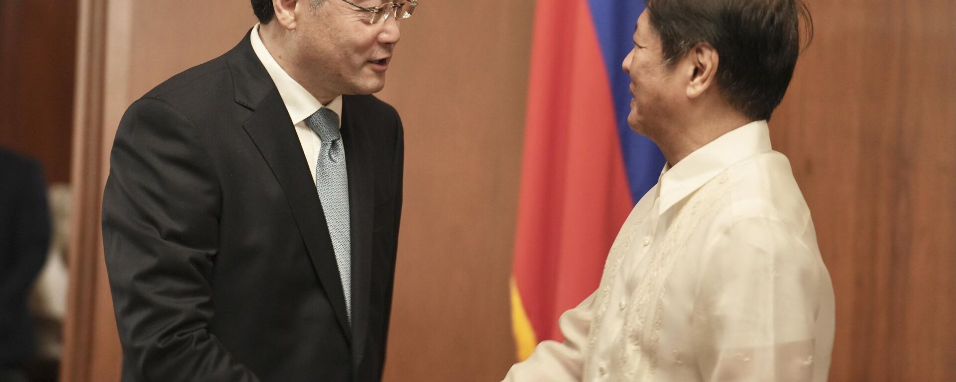 Ferdinand Marcos Jr., à direita, dá as boas-vindas ao ministro das Relações Exteriores da China, Qin Gang, no Palácio Malacañang em Manila, 22 de abril de 2023 - Sputnik Brasil, 1920, 22.04.2023