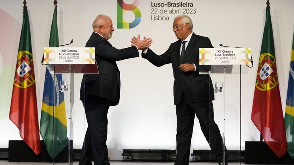 O presidente do Brasil, Luiz Inácio Lula da Silva (CL) e o primeiro-ministro de Portugal, António Costa (CR), mantêm uma reunião durante a Cimeira Portugal-Brasil realizada no Centro Cultural de Belém em Lisboa, em 22 de abril de 2023 - Sputnik Brasil
