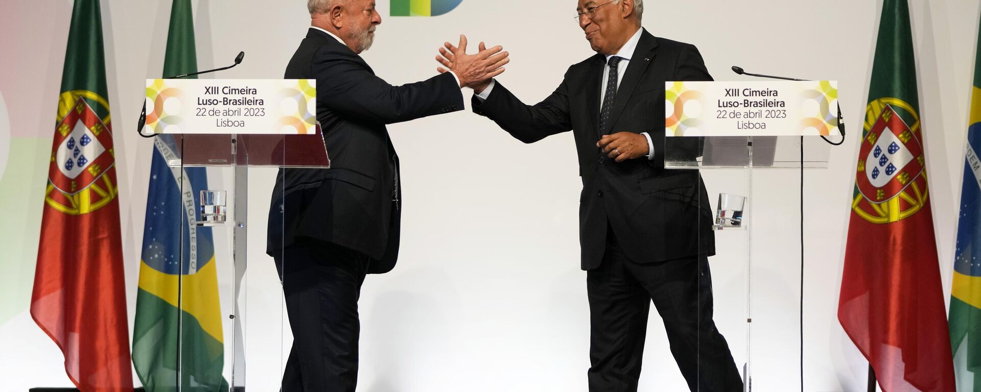 O presidente do Brasil, Luiz Inácio Lula da Silva (CL) e o primeiro-ministro de Portugal, António Costa (CR), mantêm uma reunião durante a Cimeira Portugal-Brasil realizada no Centro Cultural de Belém em Lisboa, em 22 de abril de 2023 - Sputnik Brasil, 1920, 22.04.2023