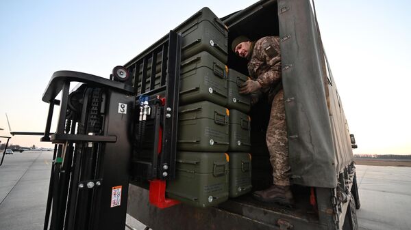 Sistemas portáteis de defesa aérea dos EUA Stinger sendo descarregados no aeroporto de Borispol, Ucrânia - Sputnik Brasil