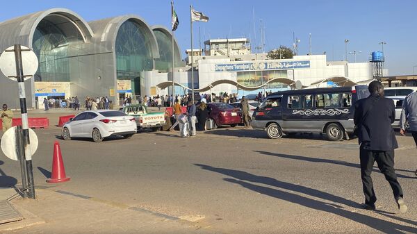 Pessoas esperam do lado de fora do aeroporto internacional de Cartum, em Cartum, Sudão, 14 de janeiro de 2020 - Sputnik Brasil