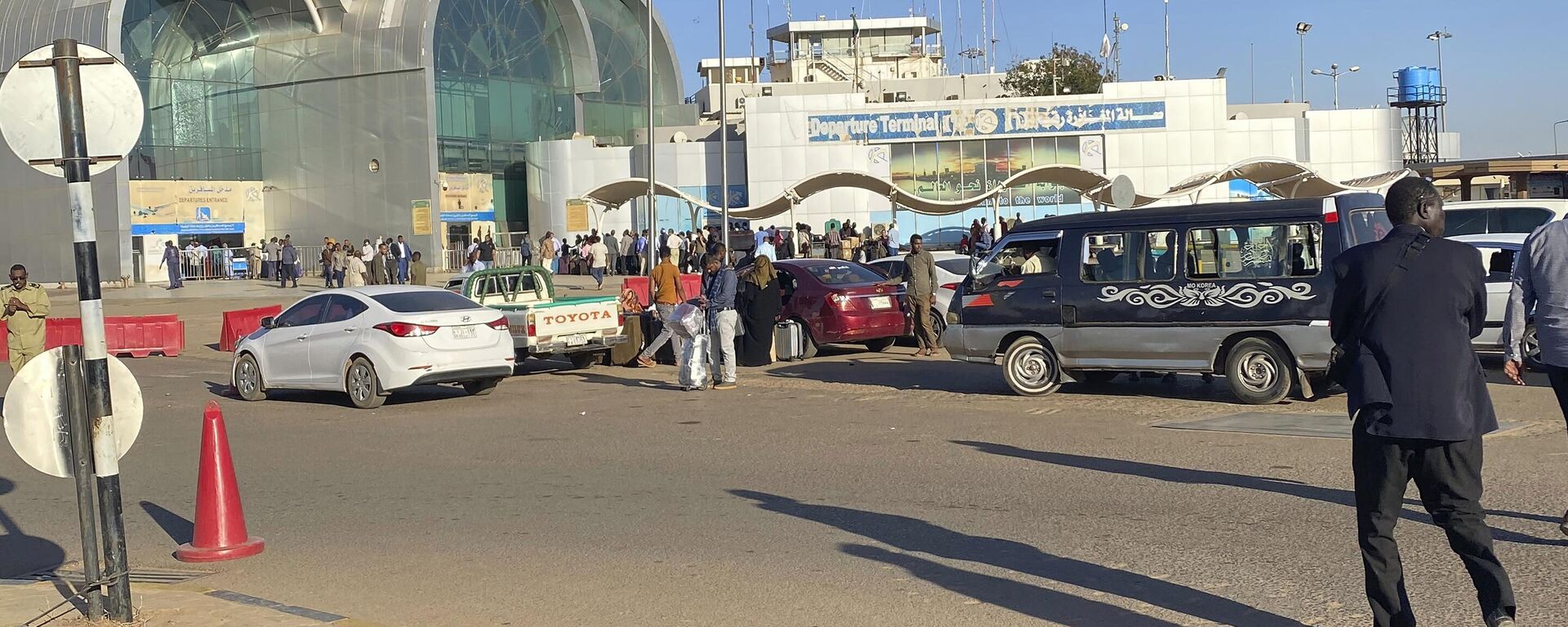 Pessoas esperam do lado de fora do aeroporto internacional de Cartum, em Cartum, Sudão, 14 de janeiro de 2020 - Sputnik Brasil, 1920, 23.04.2023