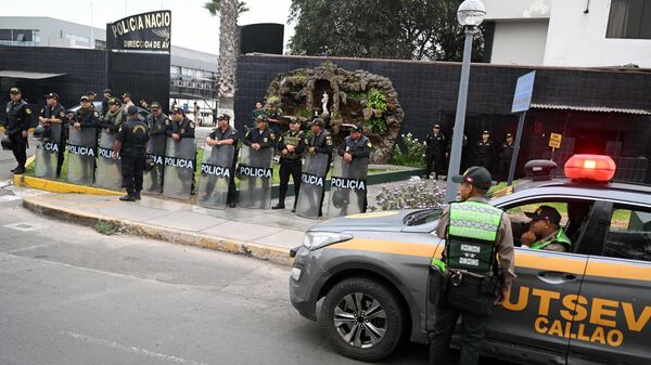 Policiais peruanos montam guarda em frente ao Departamento de Aviação da Polícia Nacional - Sputnik Brasil