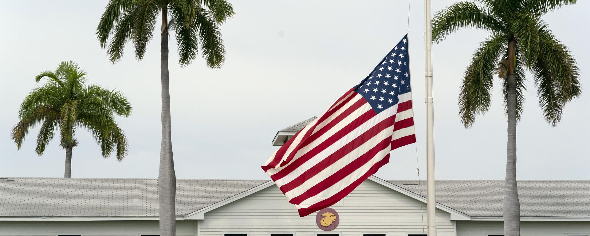 Bandeira tremula em homenagem a militares dos EUA e outras vítimas mortas no ataque terrorista em Cabul, Afeganistão, na Marine Corps Security Force Company, Base Naval da Baía de Guantánamo, Cuba, 27 de agosto de 2021 - Sputnik Brasil, 1920, 19.03.2024