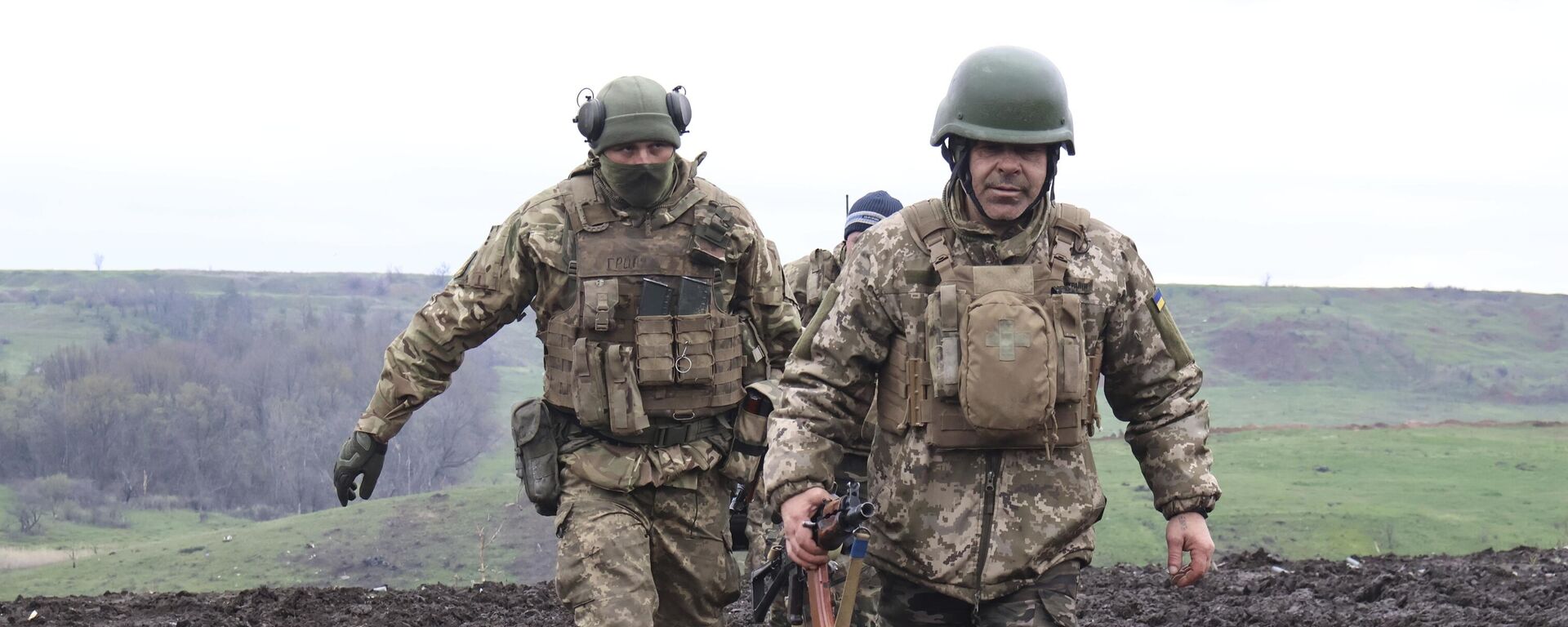 Soldados ucranianos caminham perto de sua posição na linha de frente na região de Donetsk, Ucrânia, 15 de abril de 2023. - Sputnik Brasil, 1920, 03.01.2024