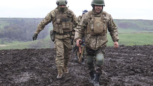 Soldados ucranianos caminham na região de Donetsk, em 15 de abril de 2023 - Sputnik Brasil