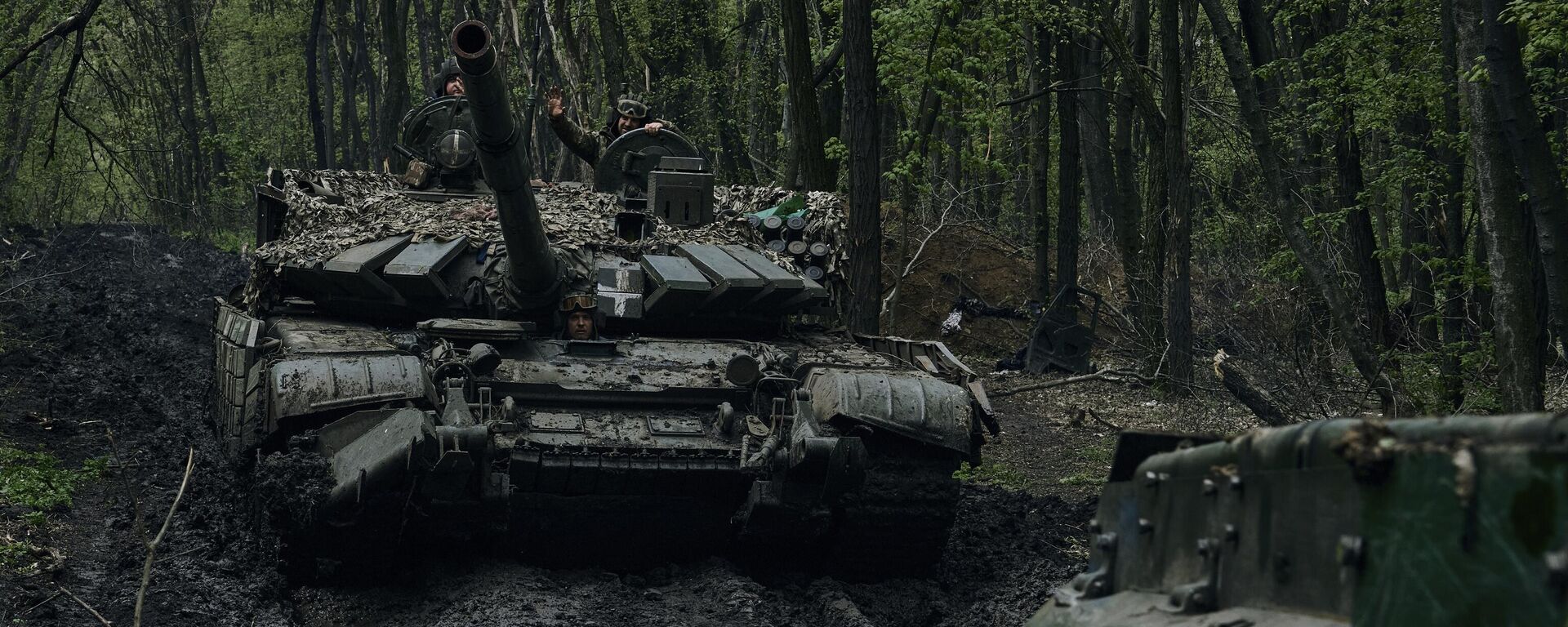 Soldados ucranianos acenam sobre um tanque que passa na linha de frente em Artyomovsk (Bakhmut, na versão ucraniana), região de Donetsk, Ucrânia, 23 de abril de 2023. - Sputnik Brasil, 1920, 06.06.2023