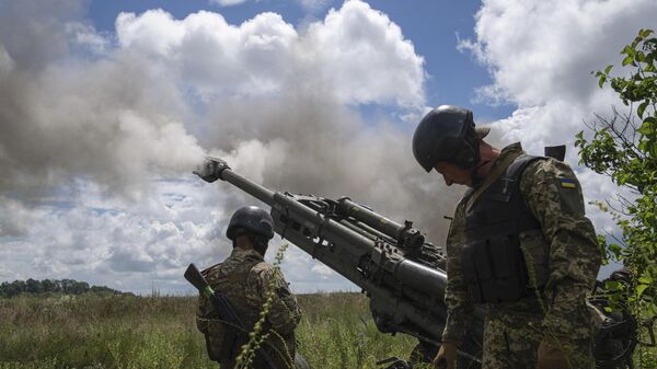 Militares ucranianos disparam contra posições russas de um obuseiro M777 fornecido pelos EUA na região de Carcóvia, Ucrânia, 14 de julho de 2022 - Sputnik Brasil