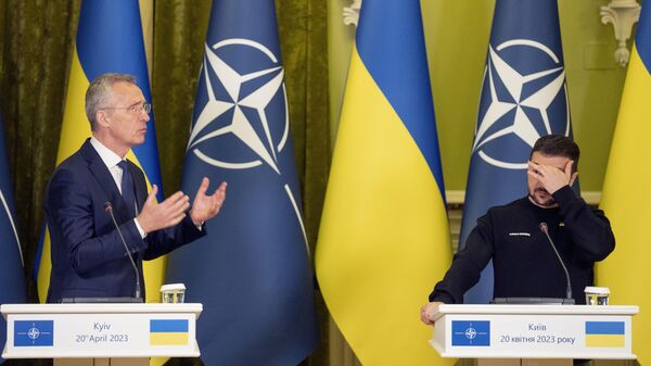 Secretário-geral da OTAN, Jens Stoltenberg (à esquerda), e o presidente da Ucrânia, Vladimir Zelensky (à direita) - Sputnik Brasil