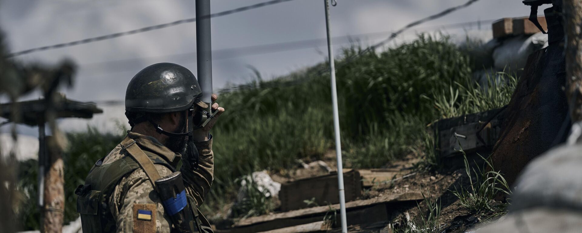 Um soldado ucraniano observa as posições russas por meio de seu periscópio em uma trincheira na linha de frente no vilarejo de Nova York, região de Donetsk, Ucrânia, em 24 de abril de 2023. - Sputnik Brasil, 1920, 25.04.2023