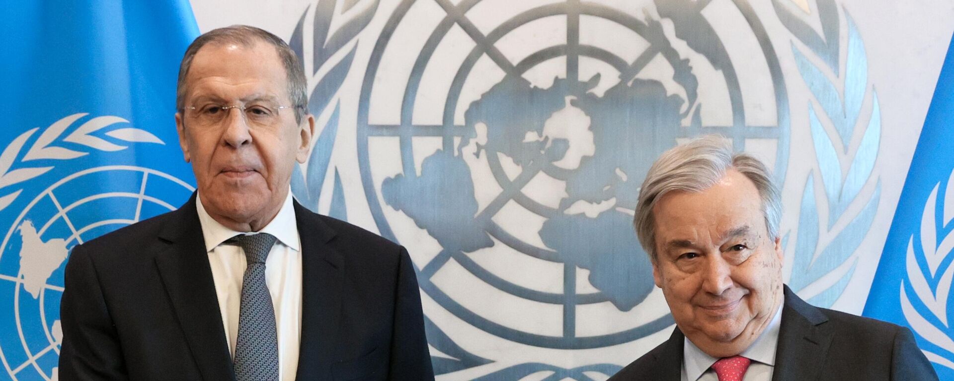 Ministro das Relações Exteriores russo, Sergei Lavrov, e o secretário-geral da ONU António Guterres (à direita) durante uma reunião após a sessão do Conselho de Segurança da ONU em Nova York - Sputnik Brasil, 1920, 25.04.2023