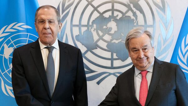 Ministro das Relações Exteriores russo, Sergei Lavrov, e o secretário-geral da ONU António Guterres (à direita) durante uma reunião após a sessão do Conselho de Segurança da ONU em Nova York - Sputnik Brasil