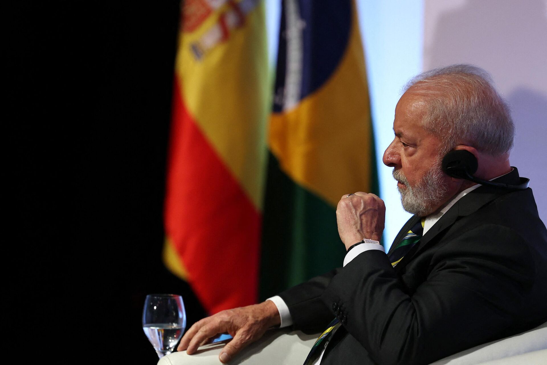 O presidente do Brasil, Luiz Inácio Lula da Silva, participa de uma reunião de negócios Espanha-Brasil na Câmara Espanhola de Comércio em Madri em 25 de abril de 2023 durante sua visita de dois dias à Espanha - Sputnik Brasil, 1920, 05.05.2023