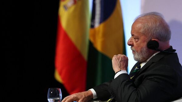 O presidente do Brasil, Luiz Inácio Lula da Silva, participa de uma reunião de negócios Espanha-Brasil na Câmara Espanhola de Comércio em Madri em 25 de abril de 2023 durante sua visita de dois dias à Espanha - Sputnik Brasil