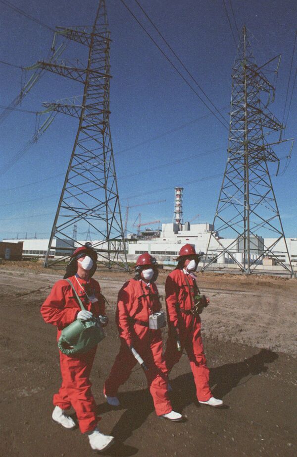 Liquidação das consequências do acidente em Chernobyl. Dosimetristas medem o nível de radiação no território da usina. - Sputnik Brasil