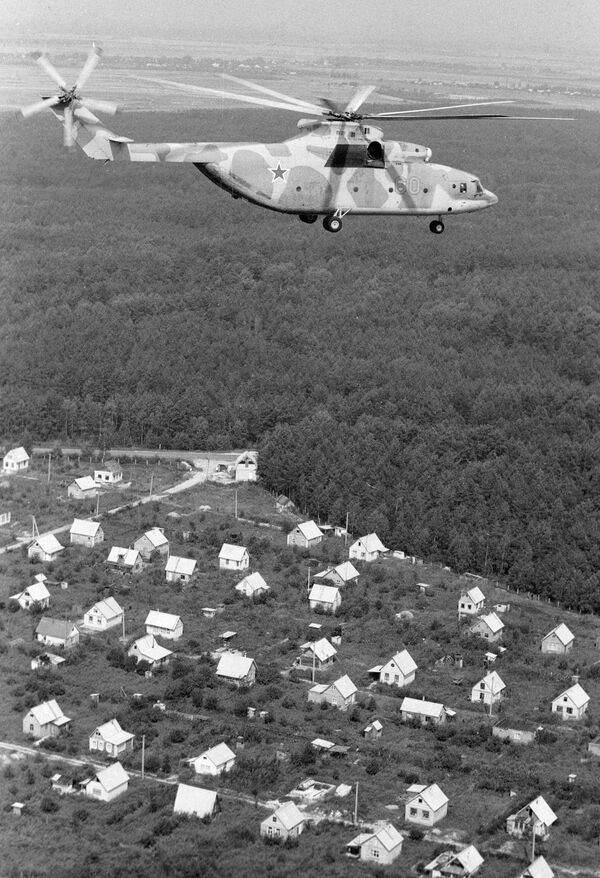 Helicóptero Mi-26 com detectores de radiação a bordo monitora a situação na área de Chernobyl após o desastre. - Sputnik Brasil