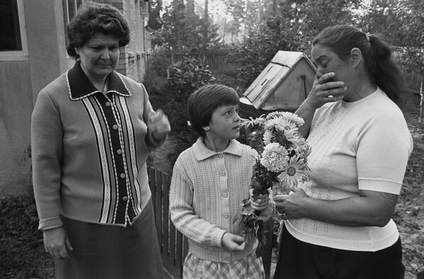 Evacuação da população da zona de 30 km da usina nuclear de Chernobyl. Moradores da região de Kiev se despedem uns dos outros e de suas casas, 1986. - Sputnik Brasil