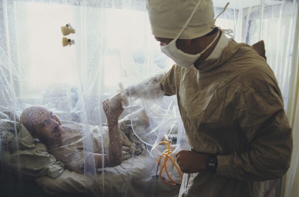 Pessoa ferida no acidente da usina nuclear de Chernobyl sendo tratada no 6º Hospital Clínico da Cidade do Ministério da Saúde da URSS. - Sputnik Brasil
