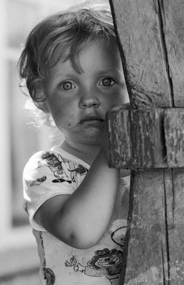Criança do povoado de Chudyany afetado pela radiação na sequência do acidente de Chernobyl. - Sputnik Brasil