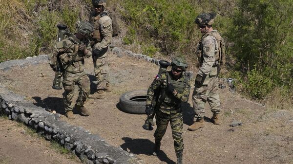 Um soldado filipino e outro norte-americano participam de um exercício militar conjunto chamado Salaknib em Fort Magsaysay, província de Nueva Ecija, norte das Filipinas, 31 de março de 2023 - Sputnik Brasil