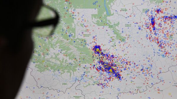 Cientista observa mapa sismiológico da Rússia durante evento na Academia de Ciências da Rússia, Moscou, Rússia, 18 de abril de 2023  - Sputnik Brasil
