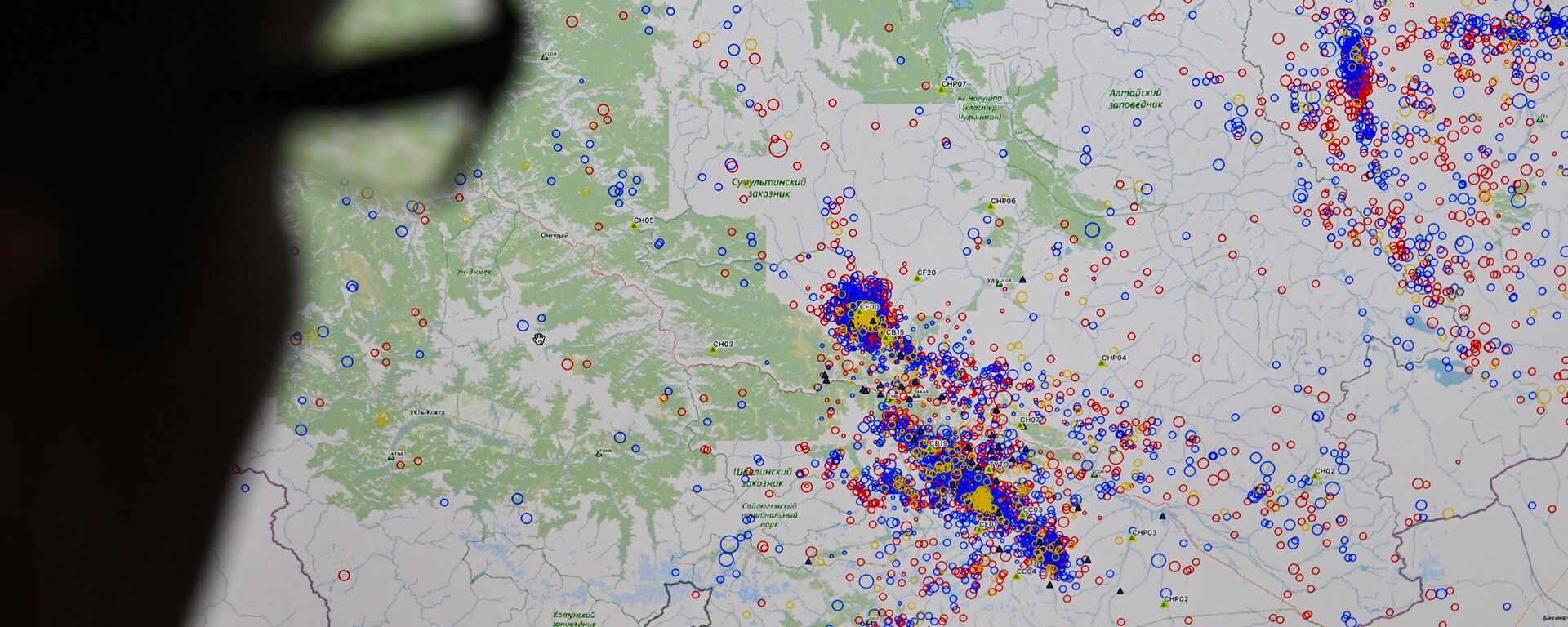Cientista observa mapa sismiológico da Rússia durante evento na Academia de Ciências da Rússia, Moscou, Rússia, 18 de abril de 2023  - Sputnik Brasil, 1920, 27.04.2023