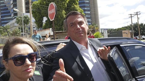 O ex-presidente brasileiro Jair Bolsonaro sai após prestar depoimento sobre os ataques de 8 de janeiro a prédios do governo, na sede da Polícia Federal em Brasília, Brasil, 26 de abril de 2023 - Sputnik Brasil