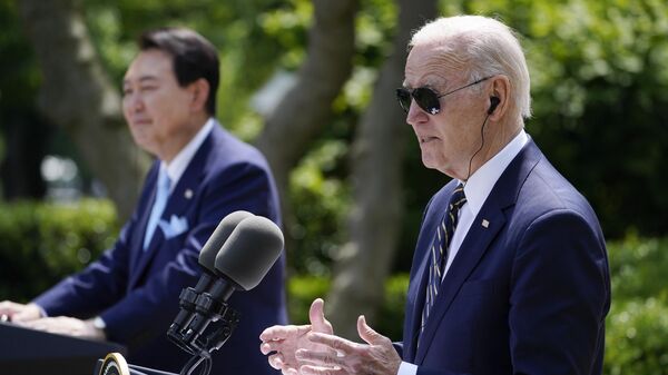 O presidente da Coreia do Sul, Yoon Suk Yeol, ouve enquanto o presidente Joe Biden fala durante uma coletiva de imprensa no Rose Garden da Casa Branca na quarta-feira, 26 de abril de 2023, em Washington - Sputnik Brasil