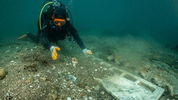 Uma equipe de arqueólogos marinhos identificou um templo nabateu com altares de mármore romano afundado na costa da comuna de Pozzuoli, na Itália - Sputnik Brasil