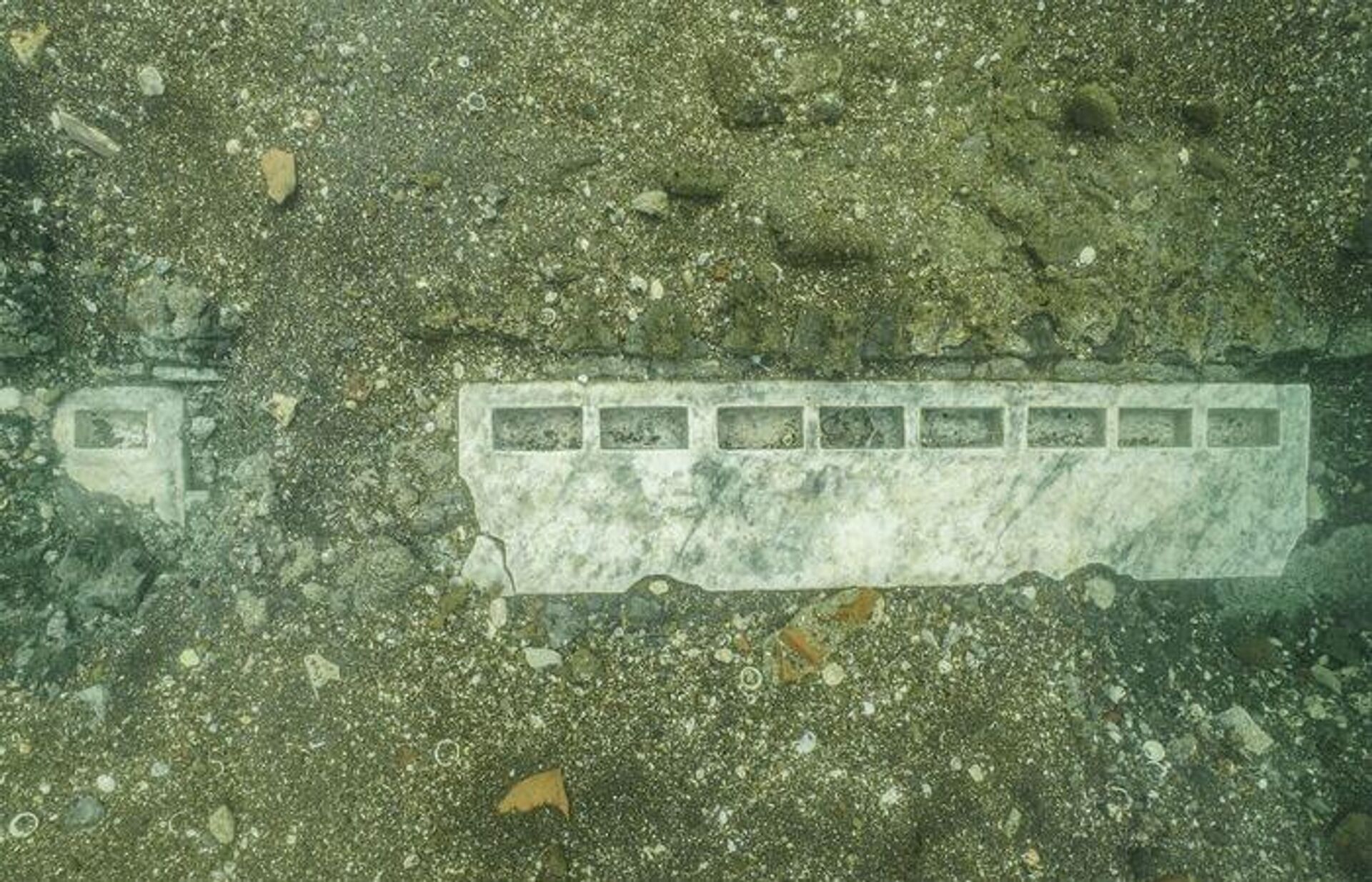Uma equipe de arqueólogos marinhos identificou um templo nabateu com altares de mármore romano afundado na costa da comuna de Pozzuoli, na Itália - Sputnik Brasil, 1920, 27.04.2023