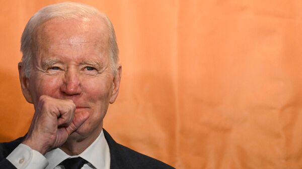 O presidente dos EUA, Joe Biden, reage ao fazer um discurso no Windsor Bar em Dundalk, 12 de abril de 2023 - Sputnik Brasil