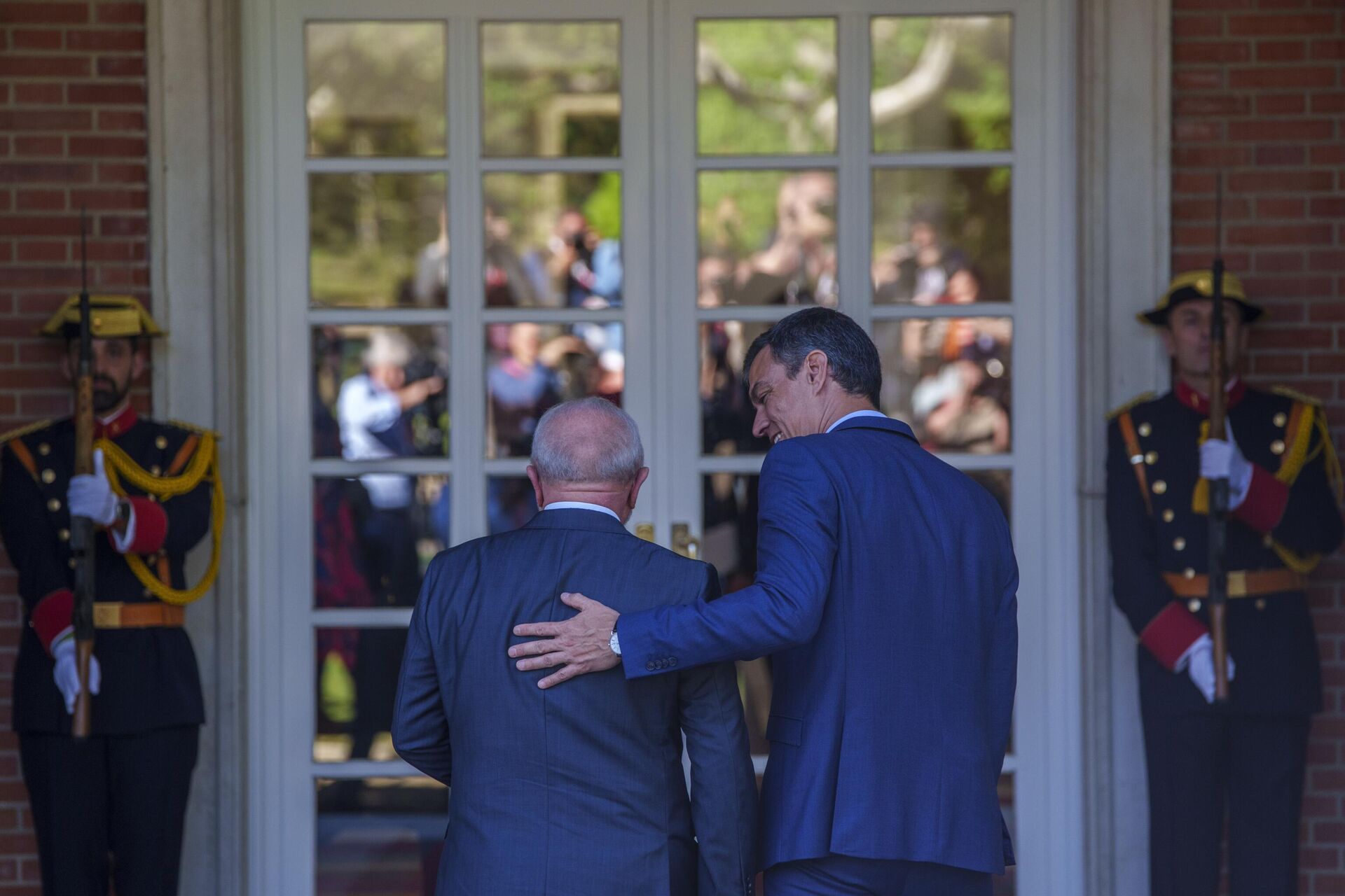 O primeiro-ministro espanhol Pedro Sanchez (D) recebe o presidente brasileiro Luis Inácio Lula da Silva no palácio Moncloa em Madri, Espanha, 26 de abril de 2023 - Sputnik Brasil, 1920, 09.05.2023