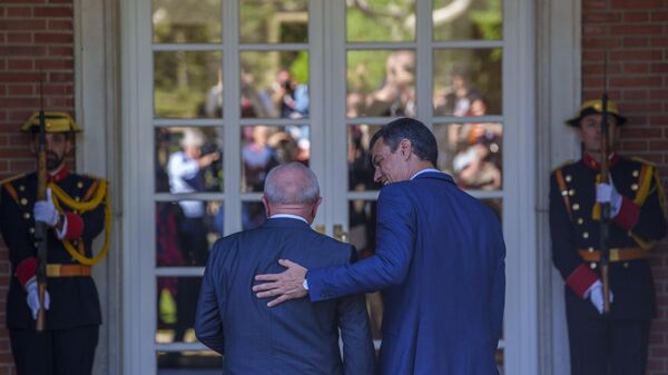 O primeiro-ministro espanhol Pedro Sanchez (D) recebe o presidente brasileiro Luis Inácio Lula da Silva no palácio Moncloa em Madri, Espanha, 26 de abril de 2023 - Sputnik Brasil