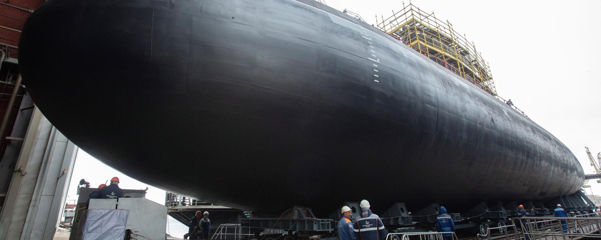 O lançamento na água do novo submarino russo diesel-elétrico do projeto 636.3, Mozhaisk, foi realizado nesta quinta-feira (27), na cidade de São Petersburgo - Sputnik Brasil, 1920, 27.04.2023