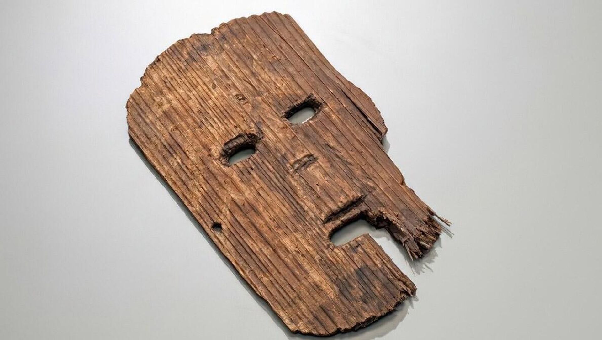 Máscara de madeira de 1.800 anos encontrada por arqueólogos nas ruínas de Nishi Iwata, na prefeitura de Osaka, Japão. - Sputnik Brasil, 1920, 27.04.2023