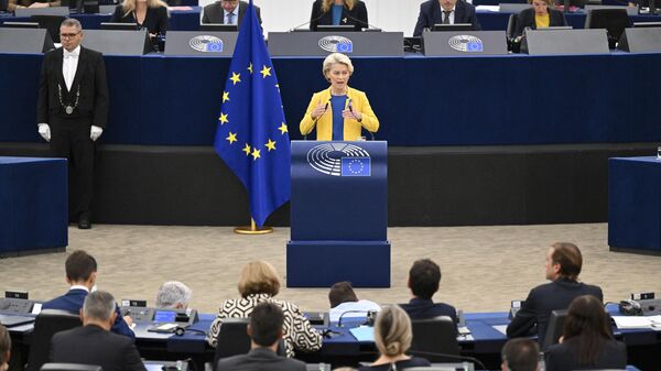 A presidente da Comissão Europeia, Ursula von der Leyen, faz um discurso durante um debate sobre O Estado da União Europeia como parte de uma sessão plenária do Parlamento Europeu em Estrasburgo, leste da França, em 14 de setembro de 2022 - Sputnik Brasil