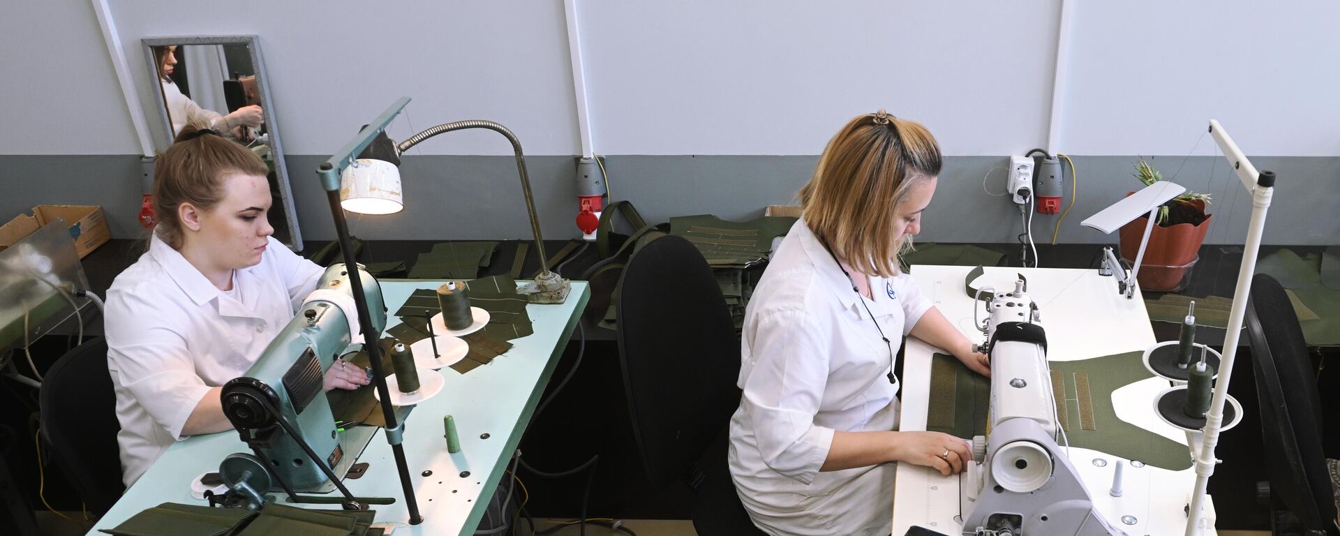 Trabalhadoras em oficina de costura da fábrica da Oktava em Tula, Rússia durante a costura de coletes à prova de balas, foto publicada em 27 de abril de 2023 - Sputnik Brasil, 1920, 27.04.2023